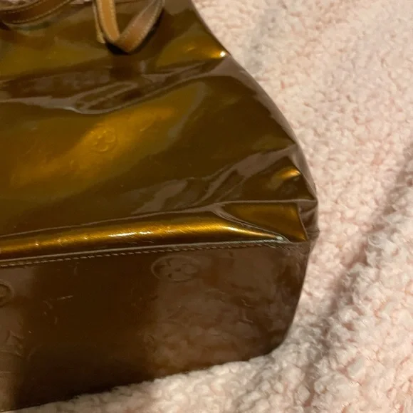 LOUIS VUITTON TOTE.. BRONZE VERNIS DESIGN. GREAT BAG Stored in a dust bag. - Picture 5 of 11